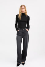Load image into Gallery viewer, Amy T-Neck, Black

