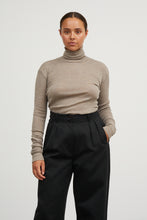 Load image into Gallery viewer, Amy T-Neck, Brown
