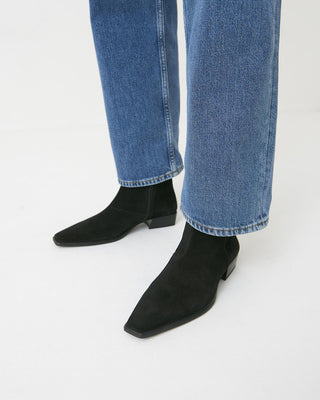 Nella, Black Suede