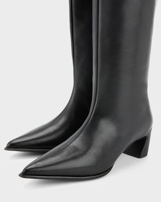 Ilona, Black