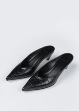 Load image into Gallery viewer, Leather Pointy Mule Crocodile, Black
