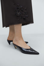 Load image into Gallery viewer, Leather Pointy Mule Crocodile, Black

