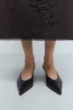 Load image into Gallery viewer, Leather Pointy Mule Crocodile, Black

