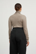 Load image into Gallery viewer, Amy T-Neck, Brown
