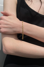 Load image into Gallery viewer, Dainty Lorne Bracelet, Gold
